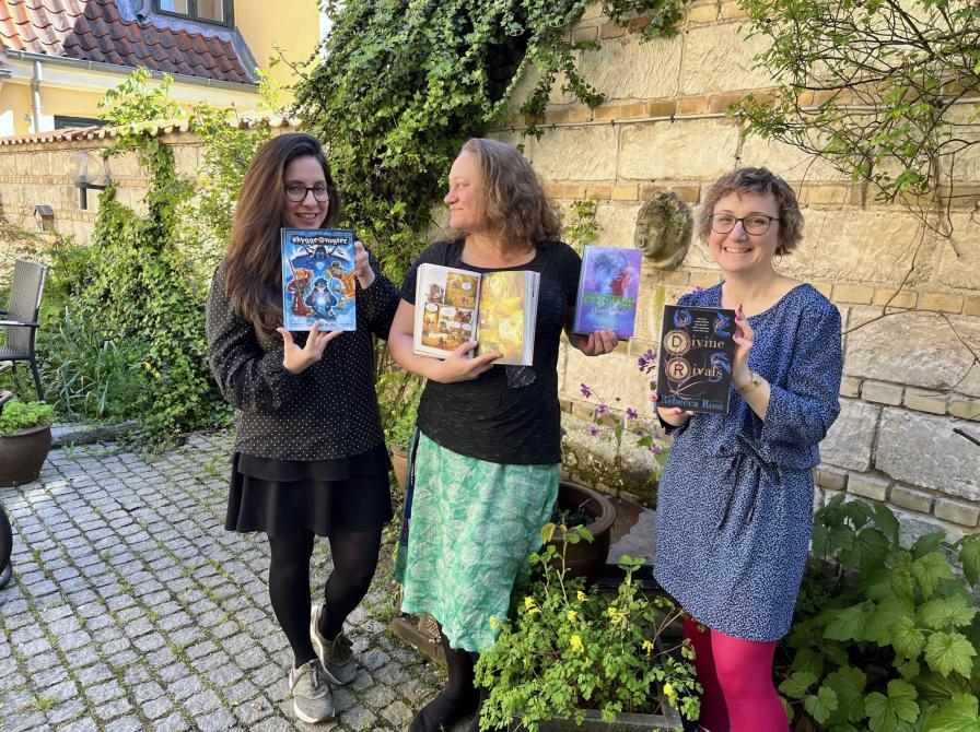 Børnebibliotekarerne viser bøger frem som de anbefaler