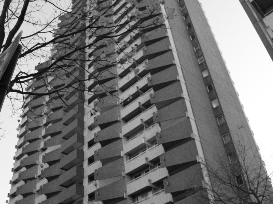 Beton boligblok i gråvejt